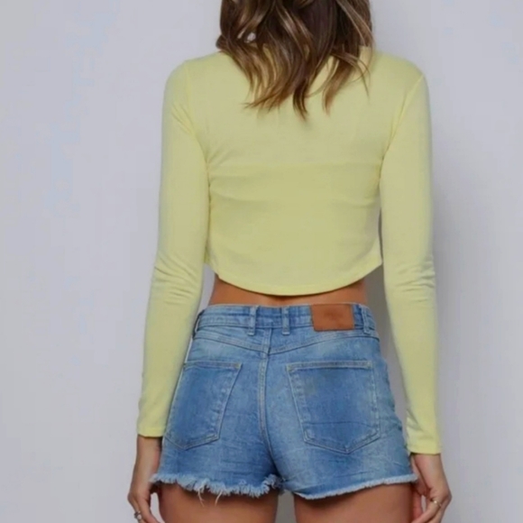 Soft Yellow Long Sleeve Crop Top 💛 - Picture 4 of 4